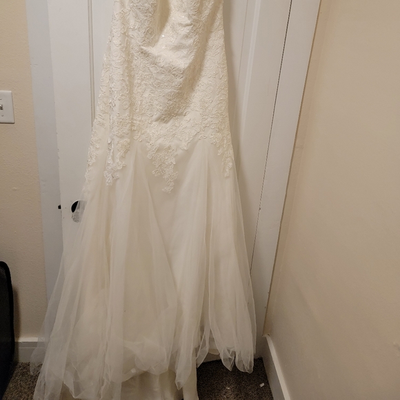 Wedding dress - Picture 2 of 5